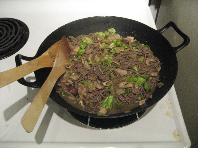 Soba noodles, broccoli and shitake mushrooms
